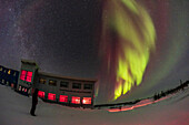 Ein Beispiel für einen sich aufhellenden Polarlichtvorhang im Nordosten, in einer Nacht mit zunehmender Aktivität zu dieser Zeit, in Churchill, Manitoba, vom Northern Studies Centre. Dies ist ein Blick nach Nordosten am 19. Februar 2023.