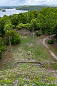 Blick auf den Yaxha-See und die Plaza E von der Spitze der Struktur 216 in den Maya-Ruinen im Yaxha-Nakun-Naranjo-Nationalpark, Guatemala. Die Struktur 216 ist die höchste Pyramide in den Yaxha-Ruinen.