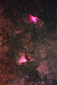 Ein Porträt des Adlernebels (oben) und des Schwanennebels, auch bekannt als Messier 16 und Messier 17, an der Grenze zwischen Schütze und Serpens. M16 enthält die berühmten "Säulen der Schöpfung".
