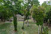 Die Malergruppe oder Plaza der Schatten in den Maya-Ruinen im Yaxha-Nakun-Naranjo-Nationalpark, Guatemala. Blick von Struktur 1.