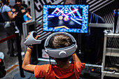 Junge spielt mit Meta Quest 2 All-in-One VR-Headset während ZGamer, einem Festival für Videospiele, digitale Unterhaltung, Brettspiele und YouTuber während der El Pilar Fiestas in Zaragoza, Aragonien, Spanien