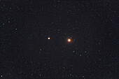 Dies ist Mars (rechts) in der Nähe des orangenen Riesensterns Mebsuta, auch bekannt als Epsilon Geminorum, am 12. April 2023. Mars war in dieser Nacht 50 Bogenminuten von dem Stern entfernt. In den beiden folgenden Nächten war er näher, etwa 20 und 16 Bogenminuten vom Stern entfernt. Mars hatte eine Helligkeit von +1,1, während Mebsuta +3 ist.