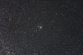 Dies ist der kleine, aber reiche Sternhaufen mit dem Spitznamen Fuchskopfhaufen, oder offiziell NGC 6819, im Sternbild Cygnus. Caroline Herschel, die Schwester von William Herschel, entdeckte ihn im Jahr 1784.