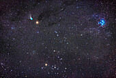 Komet C/2022 E3 (ZTF) im Sternbild Stier in der Nacht des 10. Februar 2023. Der Komet ist das cyanfarbene Leuchten über dem hellen orangenen Mars oben links.