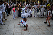 Mitglieder der Mestre Branco Capoeira Escola demonstrieren auf der Straße während der Fiestas von El Pilar in Zaragoza, Aragon, Spanien