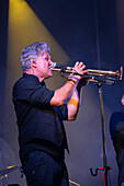 Calexico spielen live im Jardin de Invierno von Zaragoza während der Fiestas del Pilar, Spanien.