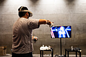 Ein junger Mann spielt mit dem Meta Quest 2 All-in-One VR-Headset während des ZGamer, einem Festival für Videospiele, digitale Unterhaltung, Brettspiele und YouTuber während der El Pilar Fiestas in Zaragoza, Aragonien, Spanien