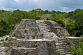 Struktur 137, eine Tempelpyramide in der nördlichen Akropolis in den Maya-Ruinen im Yaxha-Nakun-Naranjo-Nationalpark, Guatemala. Struktur 216, die höchste Pyramide in Yaxha, befindet sich oberhalb der Baumgrenze.