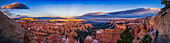 Dies ist ein etwa 150°-Panorama des Sonnenuntergangshimmels am Sunset Point, Bryce Canyon, Utah, aufgenommen, als das letzte Licht der Sonne die entfernten Felsen beleuchtete. Der Himmel weist subtile dunkle Strahlen auf, die zum antisolaren Punkt, dem Punkt gegenüber der Sonne, konvergieren. Es handelt sich dabei um antikrepuskulare Strahlen - Schatten, die in diesem Fall von den Wolken geworfen werden, wie hier links zu sehen.