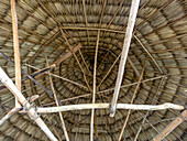 Das traditionelle Palmenstrohdach des Restaurants El Portal de Yaxha in El Zapote in der Nähe der Ruinen von Yaxha in Guatemala.