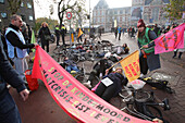 Umweltaktivisten von Extinction Rebellion blockieren die Straße während des Marsches für Klima und Gerechtigkeit am 12. November 2023 in Amsterdam, Niederlande. Die Demonstranten fordern von der niederländischen Regierung und den Staats- und Regierungschefs der Welt Maßnahmen zur Bekämpfung des Klimawandels, der immer wieder Hitzerekorde bricht und zu tiefgreifenden Veränderungen für alles Leben auf der Erde führt. Schätzungsweise 70.000 Menschen haben am Sonntag am Klimamarsch in Amsterdam teilgenommen, so die Stadtverwaltung von Amsterdam.