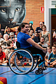 Zirkusshow mit Kindern im Centro Civico La Almozara während der Fiestas del Pilar, Zaragoza, Aragonien, Spanien.