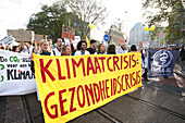 Umweltaktivisten und Unterstützer nehmen am 12. November 2023 in Amsterdam, Niederlande, am Marsch für Klima und Gerechtigkeit teil. Die Demonstranten fordern von der niederländischen Regierung und den führenden Politikern der Welt Maßnahmen zur Bekämpfung des Klimawandels, der immer wieder Hitzerekorde bricht und tiefgreifende Veränderungen für alles Leben auf der Erde mit sich bringt. Schätzungsweise 70.000 Menschen haben am Sonntag am Klimamarsch in Amsterdam teilgenommen, so die Stadtverwaltung von Amsterdam.