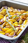 Kartoffelspalten mit Rosmarin und Zwiebeln