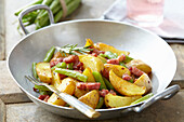 Potato wedges with beans and bacon