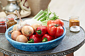 Zwiebeln, Fenchel, Tomaten und Paprika