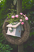 Vogelhaus mit Rosen