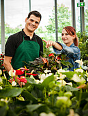 Verkäufer und Kundin im Gartencenter