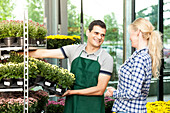 Verkäufer und Kundin im Gartencenter