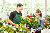 Verkäufer und Kundin im Gartencenter