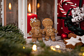 Lebkuchenmenschen mit Weihnachtsgedeck