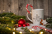 Tasse mit Weihnachtsgedeck