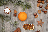 Orange mit Weihnachtsgedeck