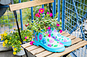 Upcycling - plant in rubber boots