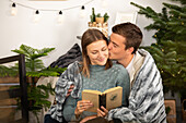 Christmas - Couple reads