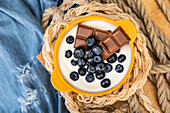 Heidelbeeren und Schokolade im Joghurt