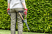 Garden tools - Working with hedge trimmers