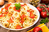 Spaghetti mit Tomaten und Oliven