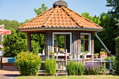 Holzpavillon im Garten