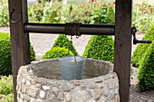 Gartendeko - Brunnen mit Eimer