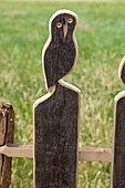 Garden decoration - Wooden fence with carved figures