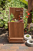 Gartendeko - Pflanzkübel aus Tür