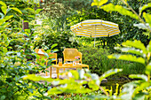 Gartenterrasse mit Sonnenschirm