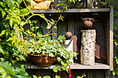Gartendekoration - Holzfiguren im Regal 