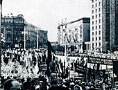 Crowd in Moscow celebrates return of Yuri Gagarin