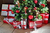 Geschmückter Weihnachtsbaum in Rot und Silber mit Geschenken