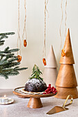 Weihnachtspudding dekoriert mit Rosmarin-Tannenbäumchen