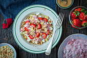 Penne with quark, strawberries and almonds