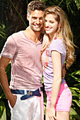 Verliebtes junges Paar in pastellfarbener Kleidung