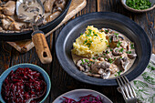 Hähnchen in Pilzsauce mit Kartoffelstampf und Rotkohl