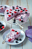 No-bake yoghurt cake with raspberries and blackberries