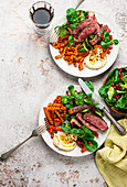 Gewürztes Steak mit Kürbischips und Hummus