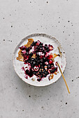 Blaubeer-Cranberry-Porridge mit Honig und Erdnussbutter