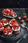 Brownie-Törtchen mit Erdbeeren und Sahne