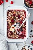 Veganes Baked Oatmeal mit Himbeeren und Rhabarber