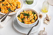 Vegan one-pot pasta with tomatoes and spinach